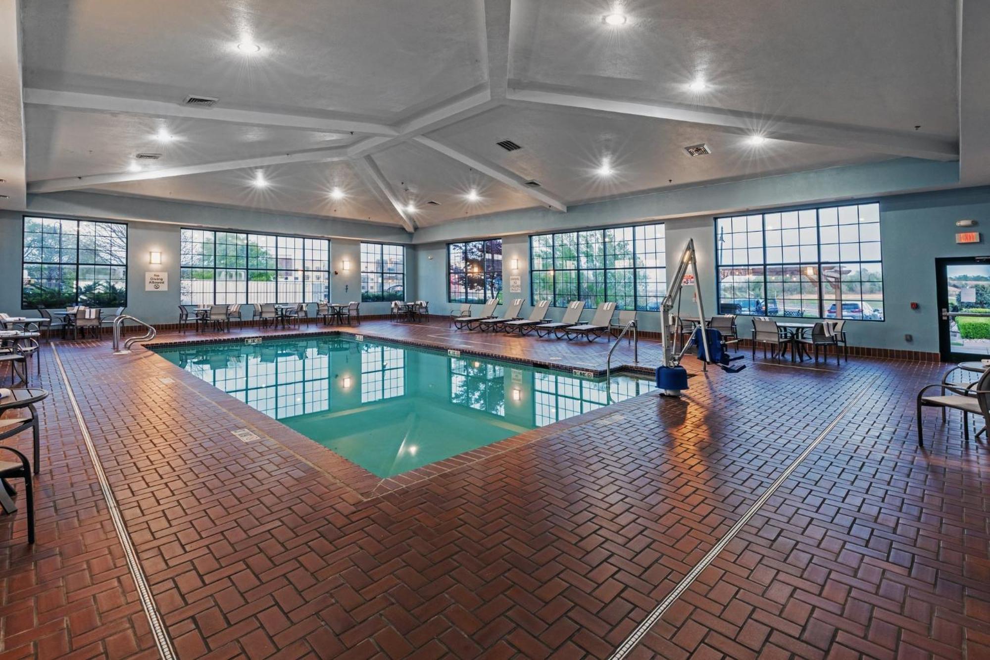 Holiday Inn Express & Suites Tulsa S Broken Arrow Hwy 51 By Ihg Luaran gambar